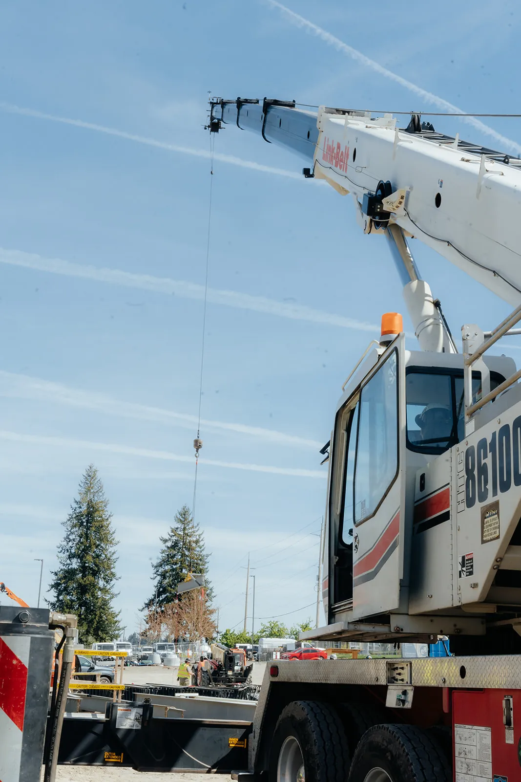 Westmore Link-Belt HTC-86100 cab and boom seen from below with an evergreen tree behind it