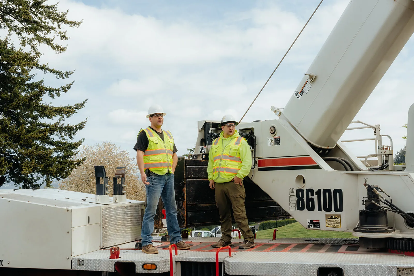 Two Westmore crew members at the base of the Link-Belt HTC-86100 boom